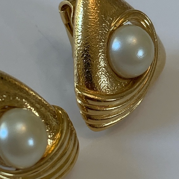 Vintage Crown Trifari Gold Tone Faux Pearl Earrings - Picture 4 of 8